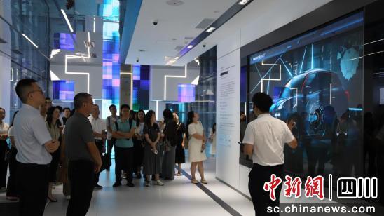 機器人進廠打螺絲成現實 成都國企開放日揭秘制造業智能化轉型